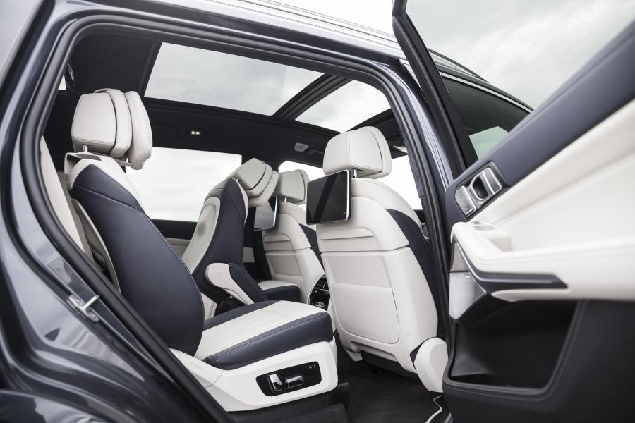 Интерьер BMW X7 xDrive40i Design Pure Excellence (G07) 2019 года  (NA) (фото 9 из 42)